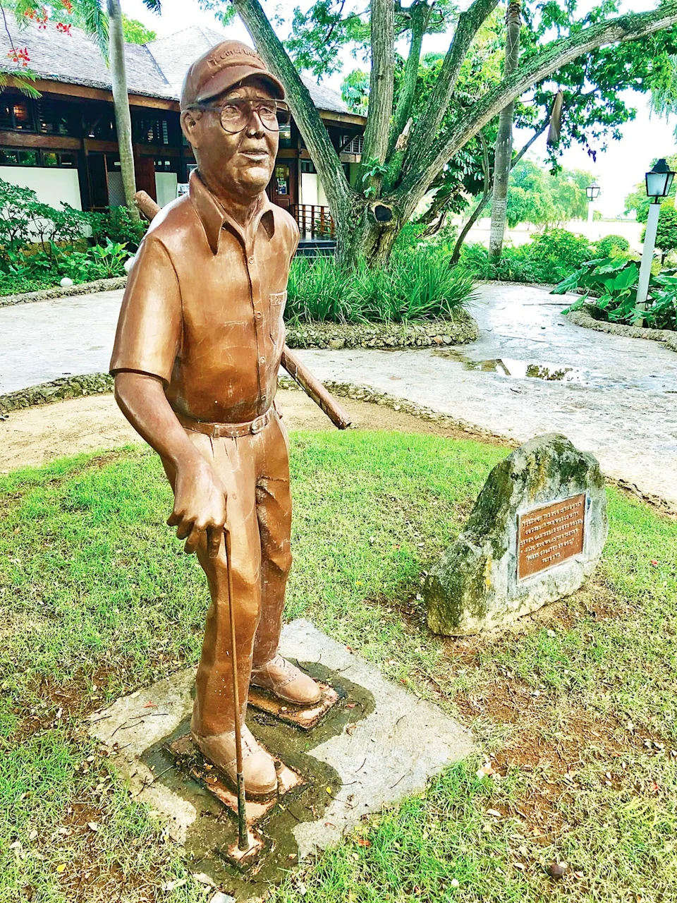 The statue of golf architect Pete Dye in front of the main clubhouse at Casa de Campo in the Dominican Republic (Jason Lusk/Golfweek)