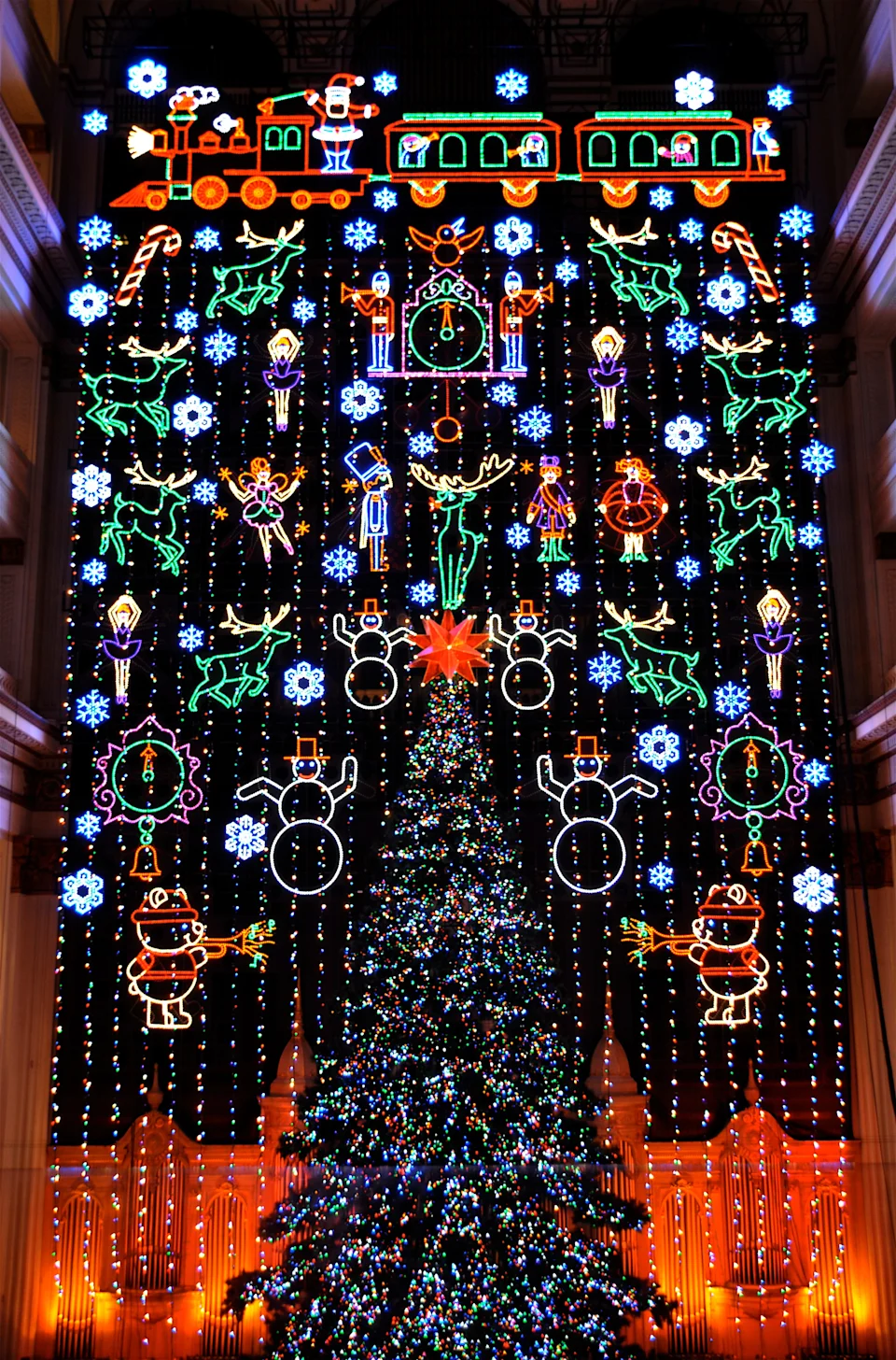 The Wanamaker Light Show presented by PECO is made up of more than 100,000 LED lights.