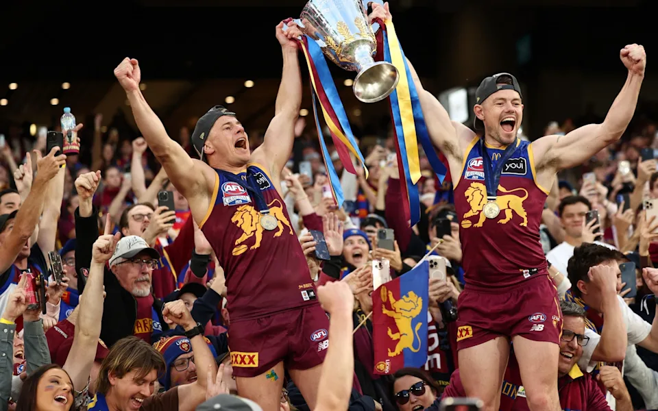 Ten referees and 'ninety minutes of knock-ons': Aussie Rules