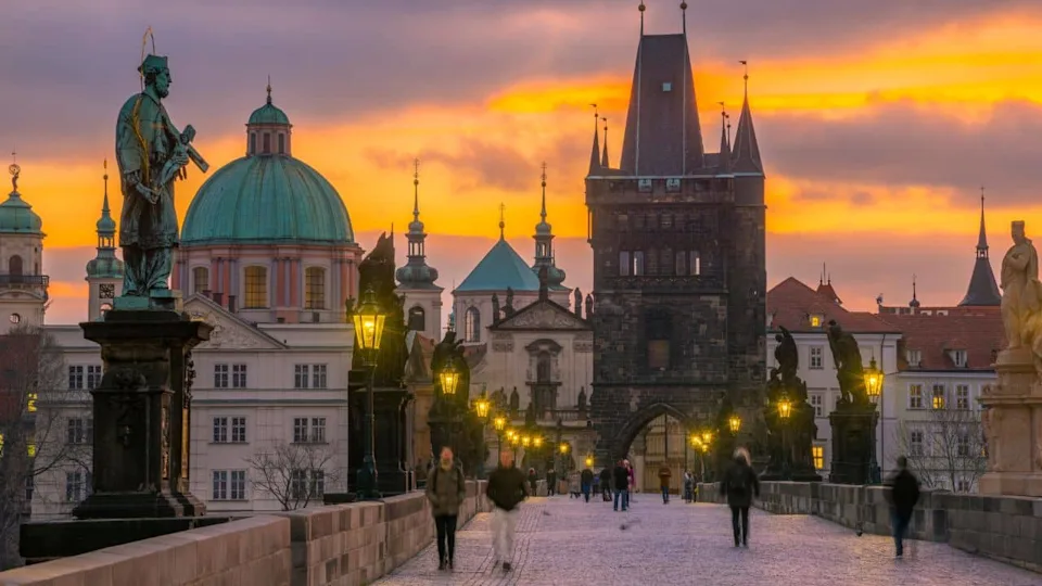 Charles Bridge (Karluv Most) over River Vltava, UNESCO World Heritage Site, Prague, Czech Republic, Europe