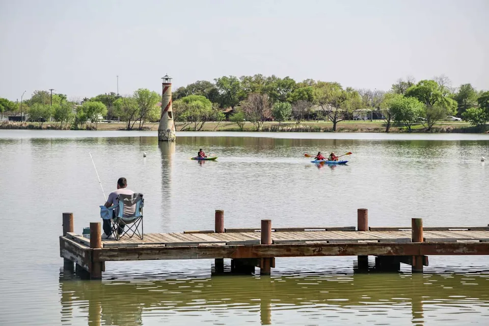 Park goers enjoy the lake at Woodlawn Lake Park (Courtesy of San Antonio Parks & Recreation)
