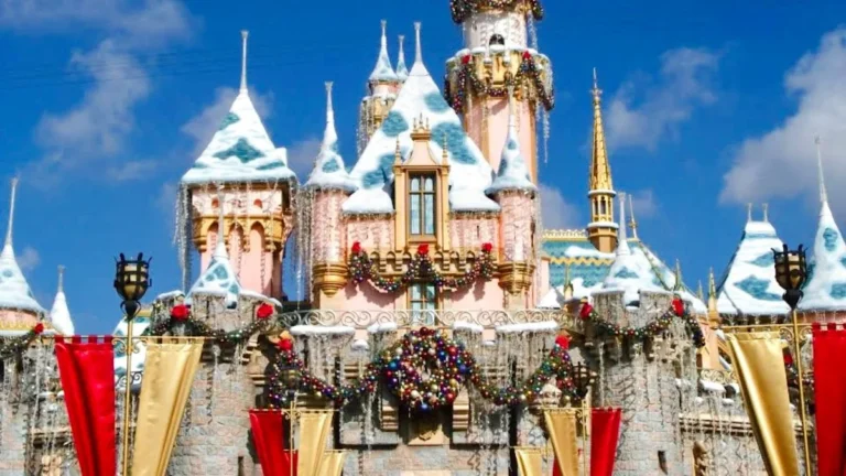 How To Have the Perfect Holiday-Filled Day at Disneyland