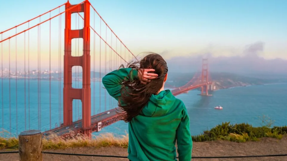 woman in california at the golden gate bridge