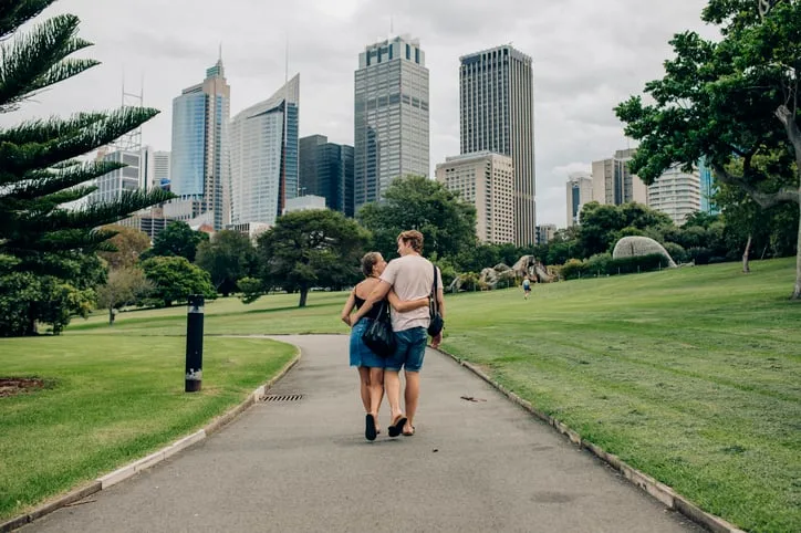 Young couple taking a romantic walk through Sydney.