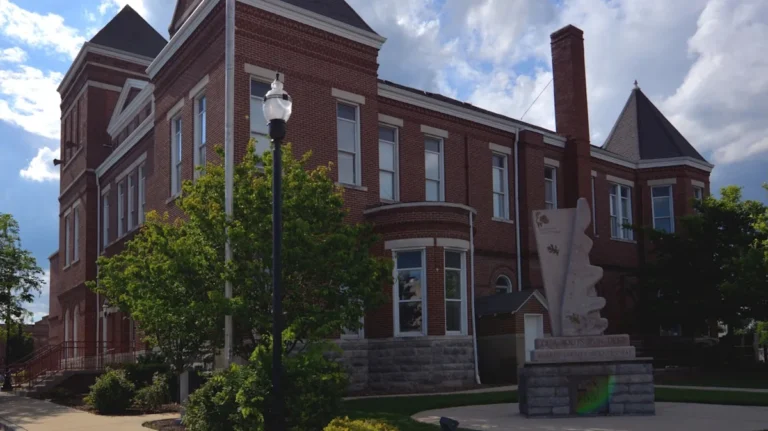 This Delightful Tennessee City Offers Beautiful River Views And Outdoor Recreation