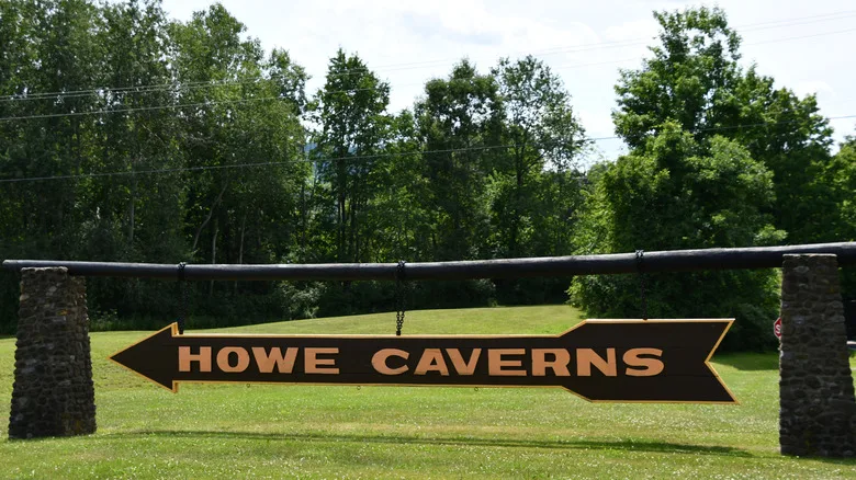 Howe Caverns sign