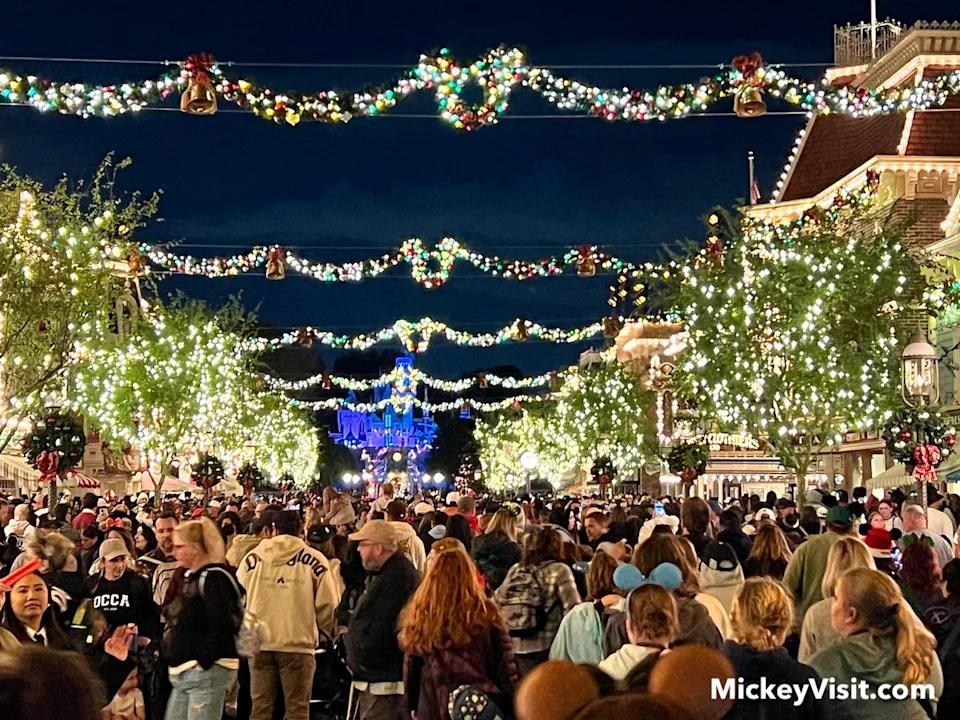 crowds on main street disneyland during christmas time