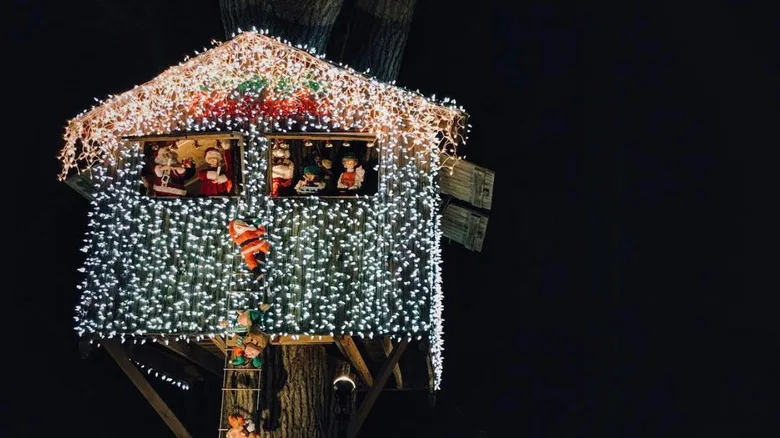 An illuminated Christmas treehouse in Lincolnwood, Illinois