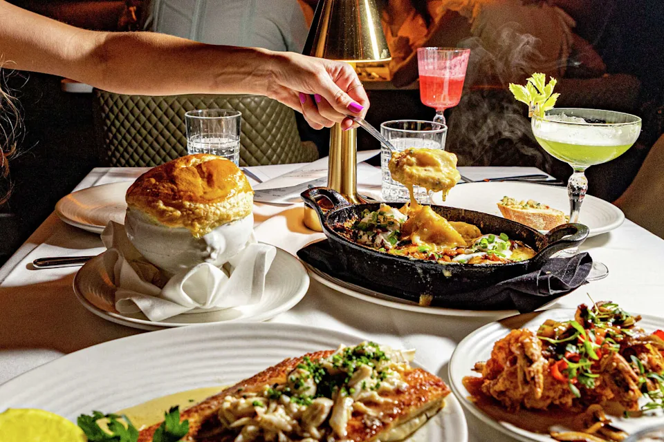 J. Carver's downtown offers clubby steakhouse vibes. (PROVIDED BY RONNY GALDÁMEZ )