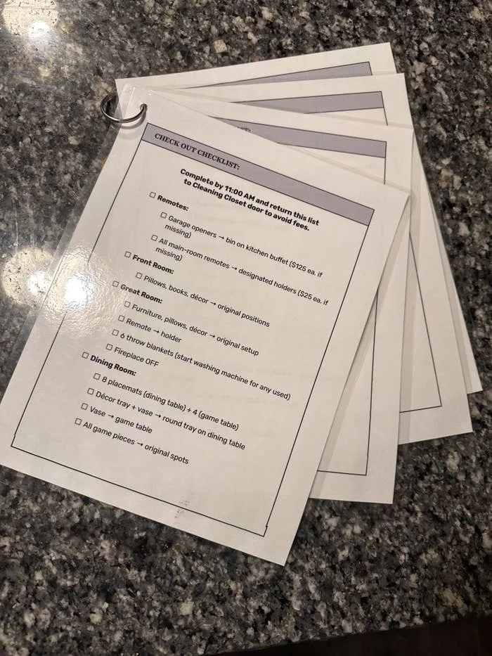 Checklist on a ring with tasks for cleaning doors, returning remote controls, ensuring furniture is in place, and instructing on unused towels