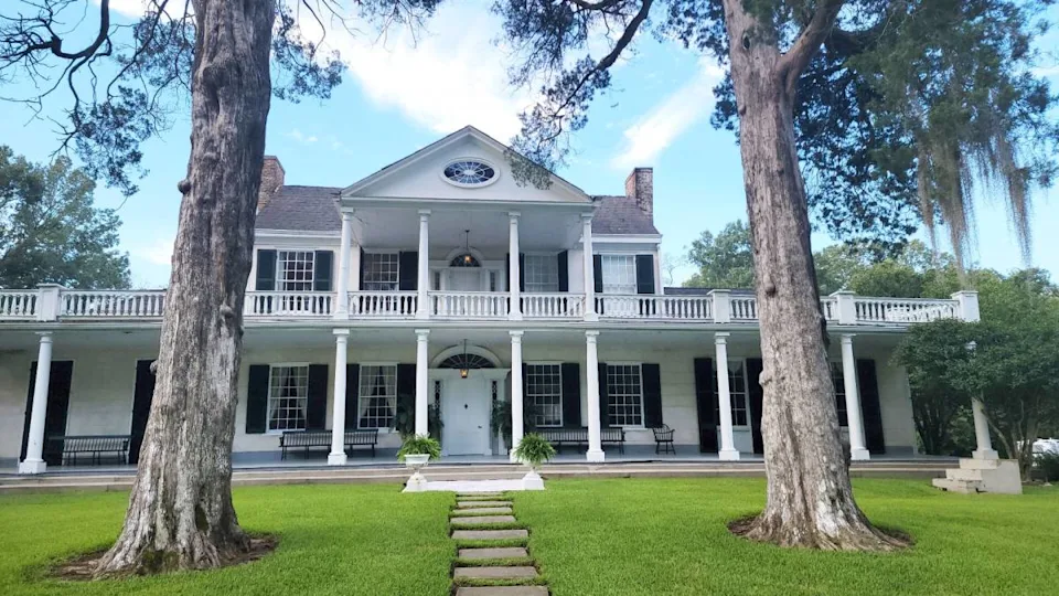 Step into southern charm at Linden Historic B&B in Natchez, Mississippi, where every balcony view tells a story.WikiCommons