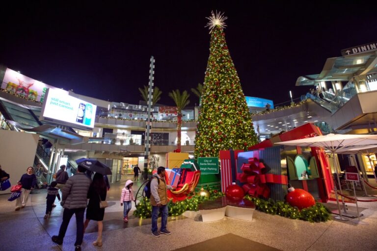 Santa Monica Place celebrates holiday season with live entertainment, snow, decor