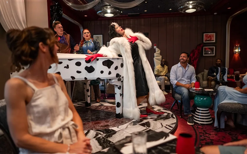 De Vil piano lounge; Disney Destiny