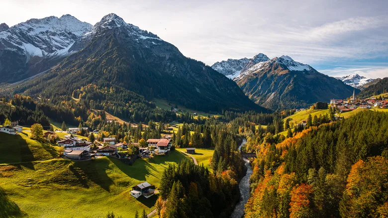 Stunning view of famous Hallstatt mountain village with Hallstatter lake. Popular travel destination. Location: Hallstatt, Salzkammergut region, Austria, Alps.
