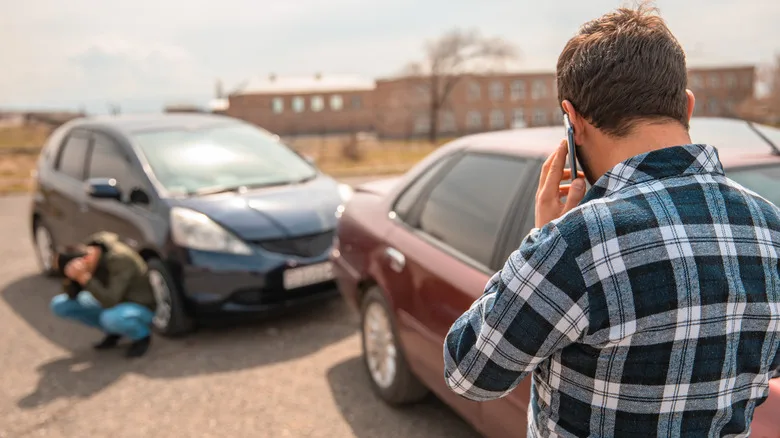 Driver in crash calling police