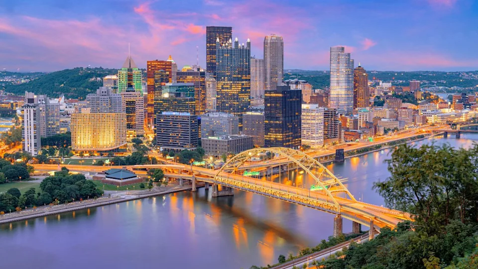 Pittsburgh, Pennsylvania, USA city skyline at dusk.