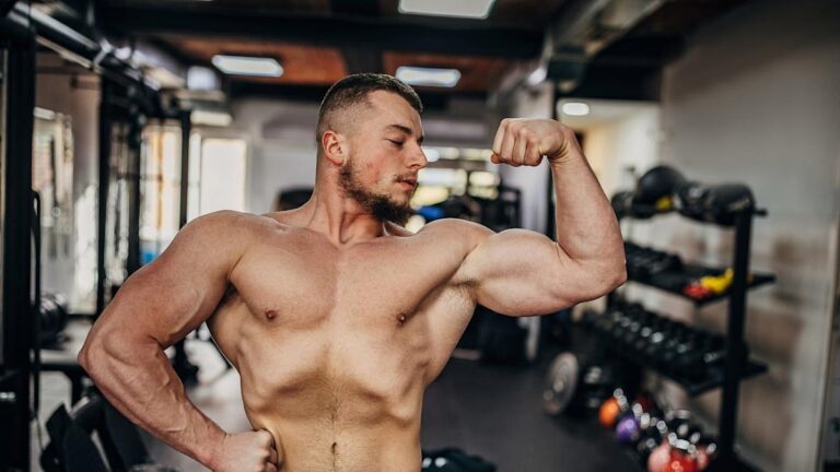 Does This Bodybuilding Pose Actually Give You Stronger Abs? What to Know About Stomach Vacuums.