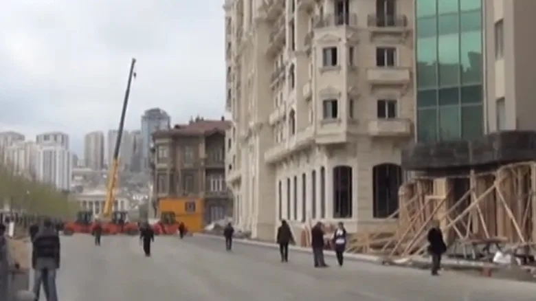 Work underway to move the building at 39 Fizuli/Fuzuli Street, Baku.