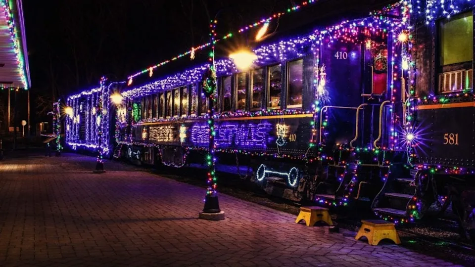 Both 60-minute and 90-minute holiday train rides are offered by the Wilmington & Western Railroad.
