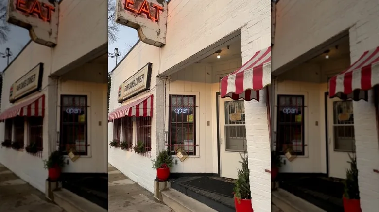 Exterior of Fair Oaks Diner