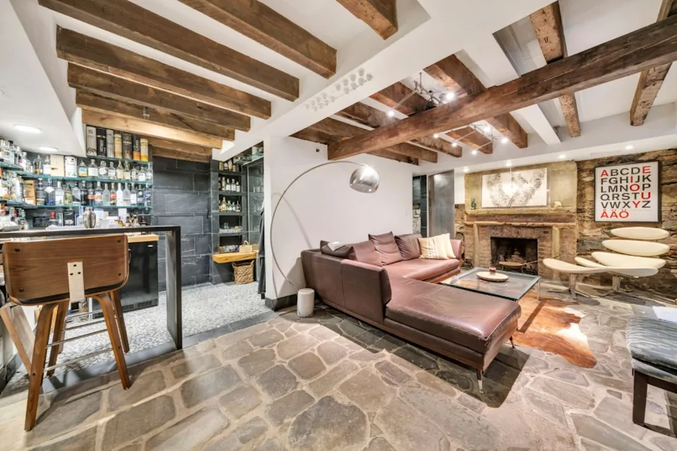 A den. LuxQue Media – Mike Aghachi