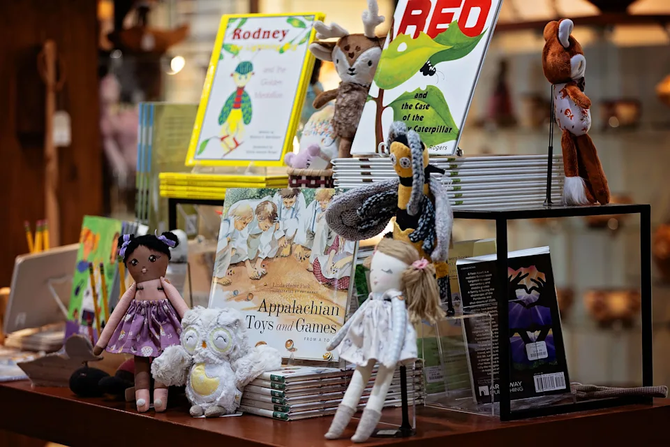 The Kentucky Artisan Center in Berea aims to promote Kentucky and its artists.