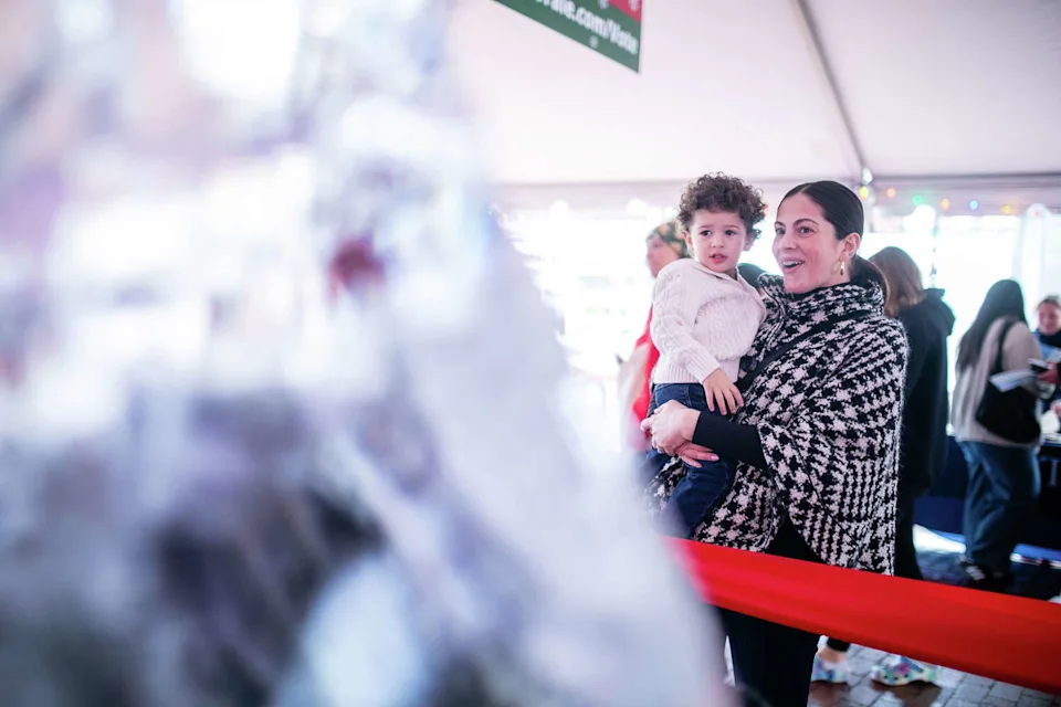Holidays Shops at Yale hosts an ice carving contest in downtown New Haven. (Courtesy of The Shops at Yale)