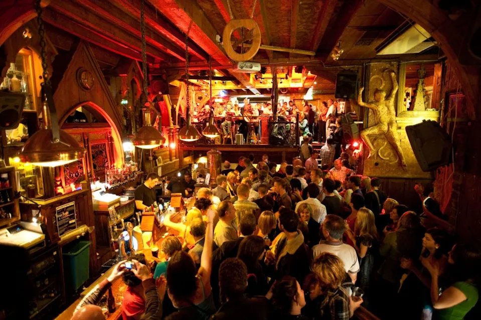 cpya29 republic of ireland, galway county, galway, nightlife, the quays pub