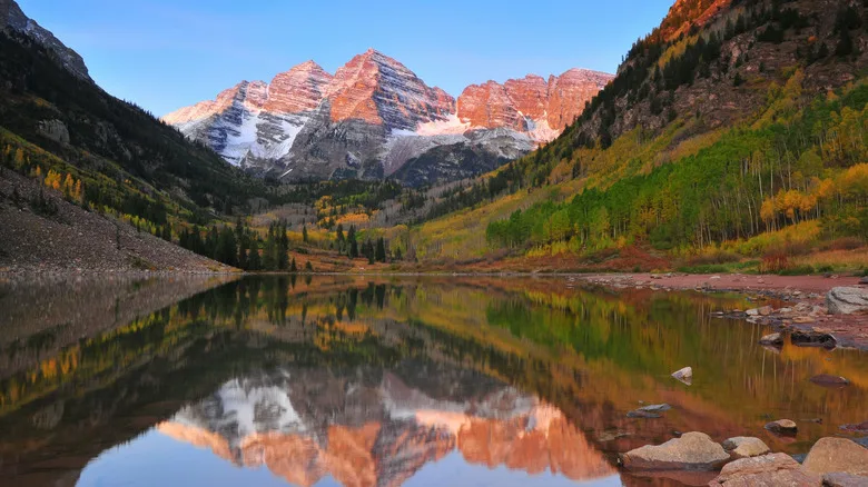 sunrise over the Maroon Bells peaks and Maroon Lake in Colorado