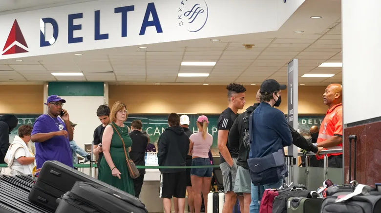 Delta lost luggage line