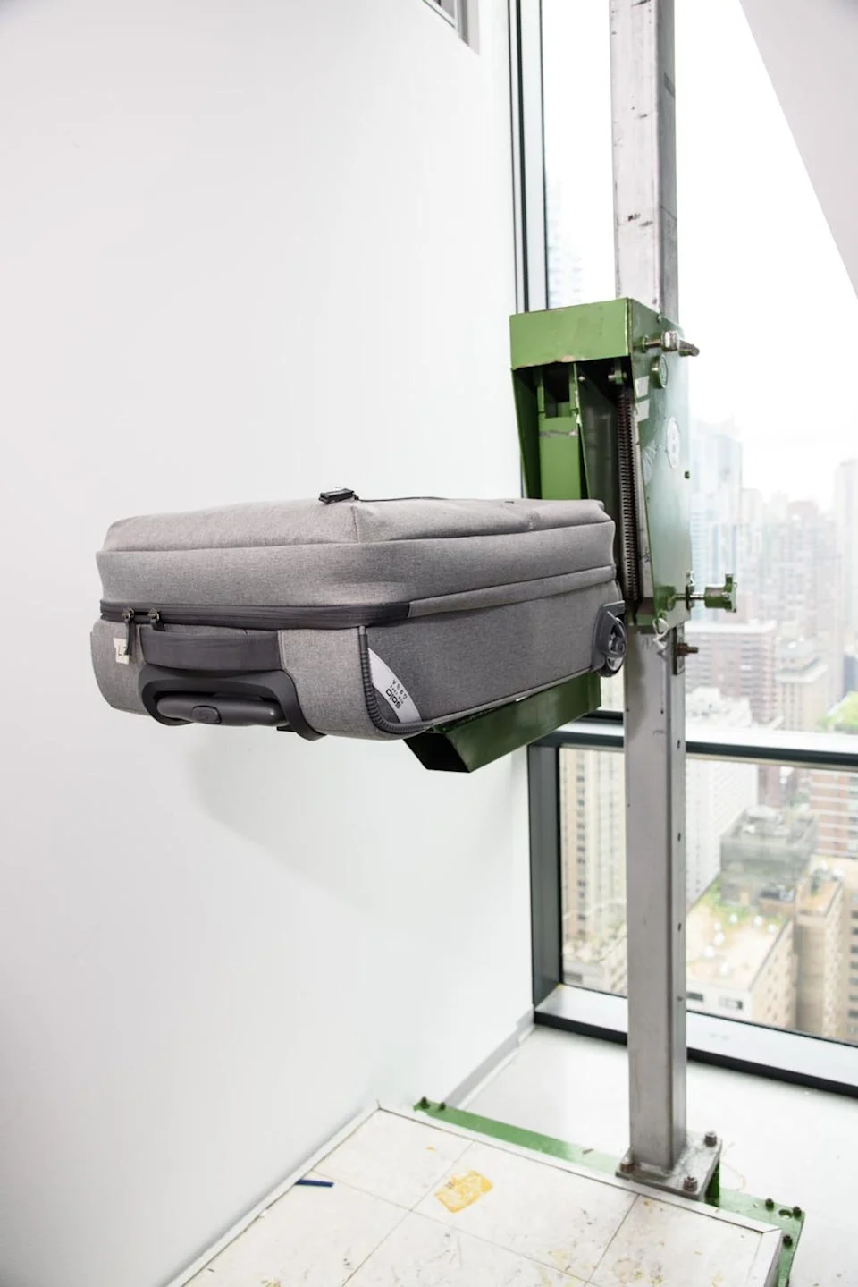 a machine that drop tests luggage