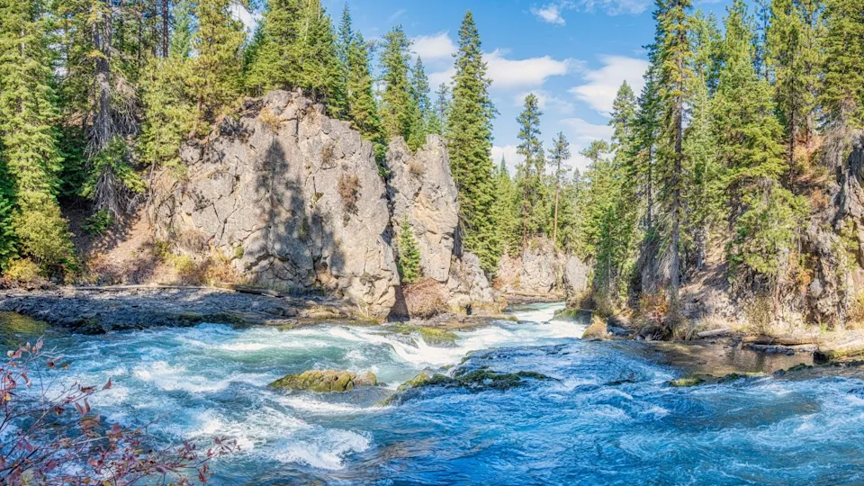 The Deschutes river flowing towards the drop at Benham Falls along the Deschutes River hiking trail in Bend Oregon