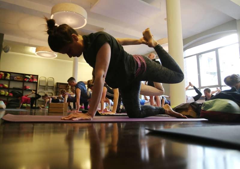 Maintaining gym consistency after the New Year hype fades requires strategies that transform motivation into a lasting habit. Oliver Berg/dpa