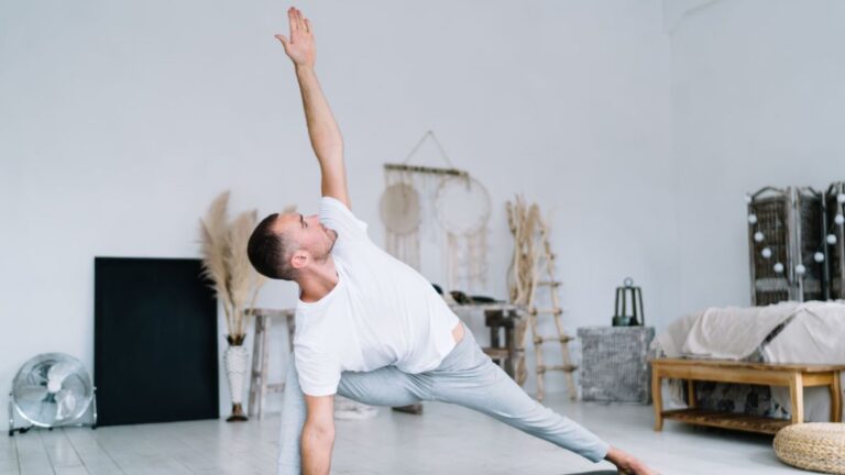 The World’s Greatest Stretch Improves Posture and Fixes Upper Back Pain for Men Over 40, Physical Therapist Says