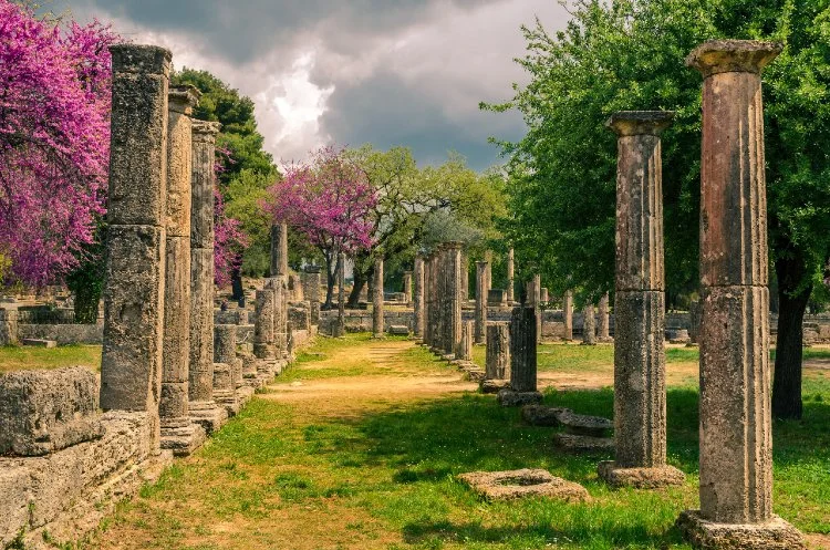 10 Dazzling Ancient Greek Ruins in Greece | Historical Landmarks